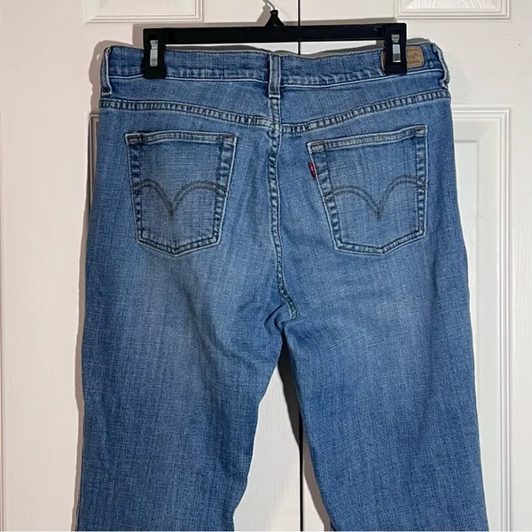 Women’s Levi jeans light wash - Image 3