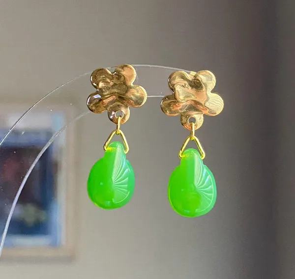 Handmade green opal teardrop Czech glass beads & gold tone stainless steel flower dangle earrings - Image 5