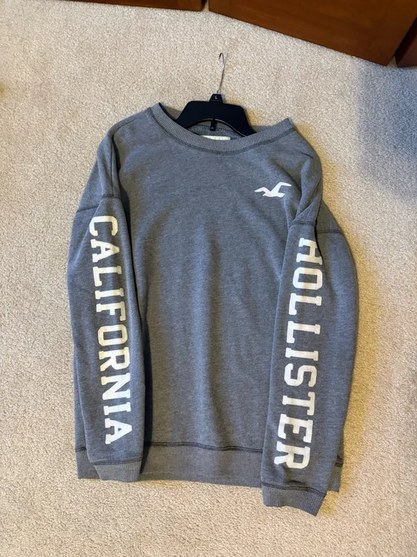 Hollister Grey Crewneck Oversized - Image 3