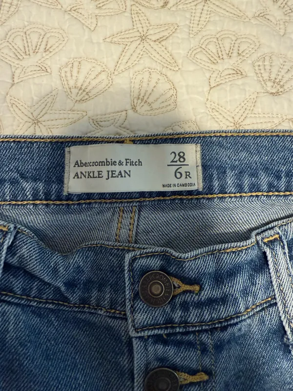 Abercrombie and Fitch Jeans - Image 3
