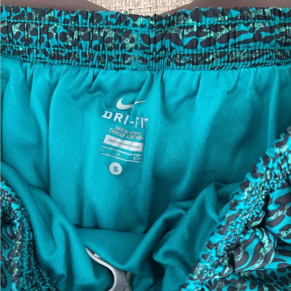 Nike Green Athletic Shorts Lightweight Performance Wear - Image 2