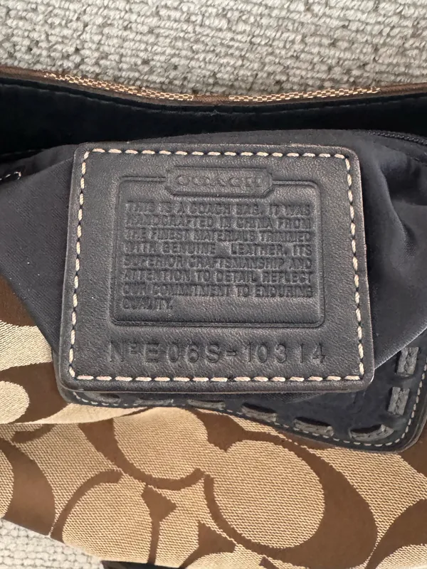 Vintage Coach Hamptons Blue Leather & Jacquard Signature Studded Hobo Shoulder bag. - Image 4