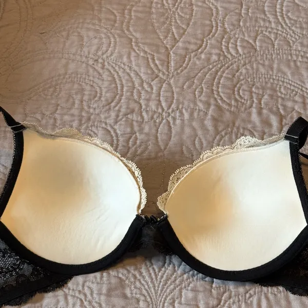 Victoria's Secret Black and Cream Lace Bra. 32-D - Image 3