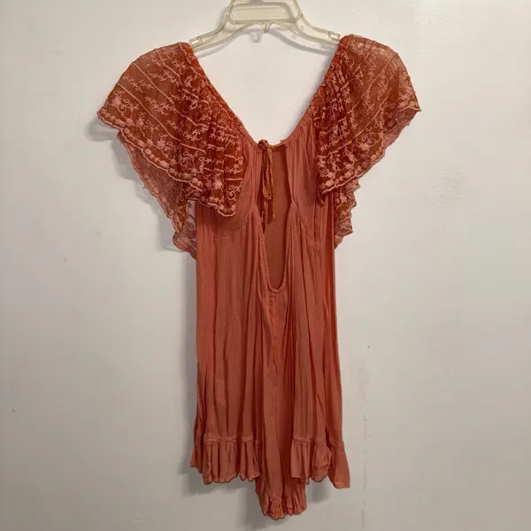PRE-OWNED Urban Outfitters x Kimchi Blue Embroidered Flutter Sleeves Romper S - Image 2