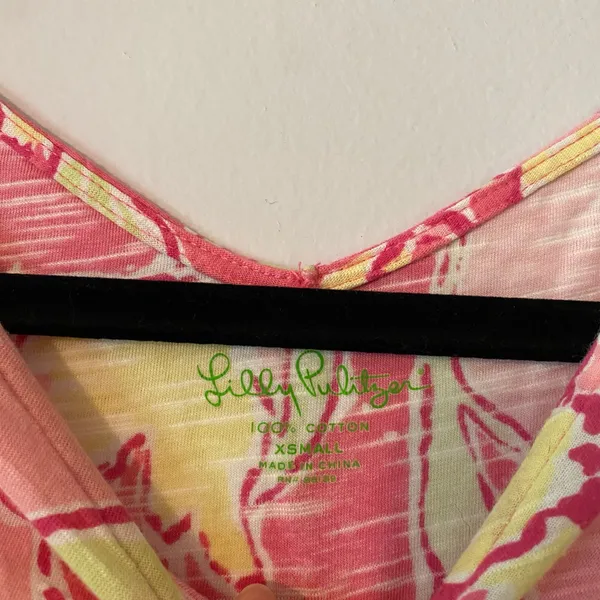 Lilly Pulitzer Pink Yellow Floral Cotton T-Shirt V-neck Preppy Women's size XS - Image 2
