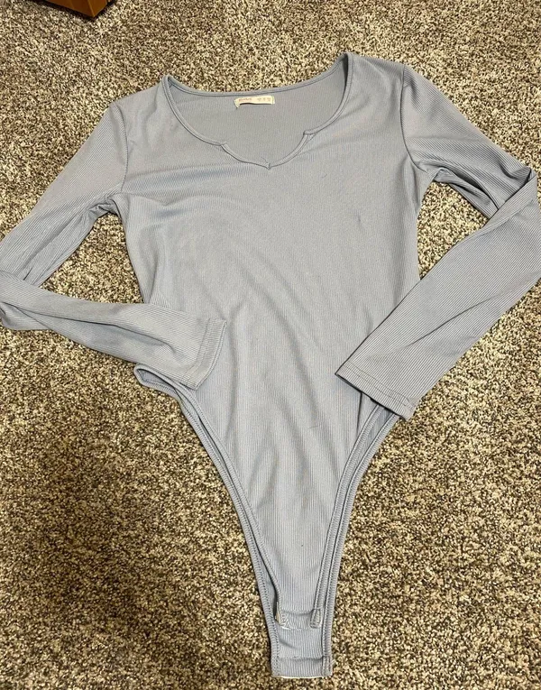 ROMWE Pastel Light Blue Scallop Edge V-Neck Ribbed Knit Bodysuit - Image 2