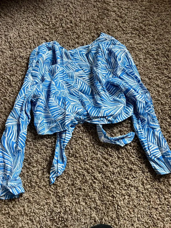 Shade and Shore blue and white palm print top. Size S #summer #beachwear - Image 2