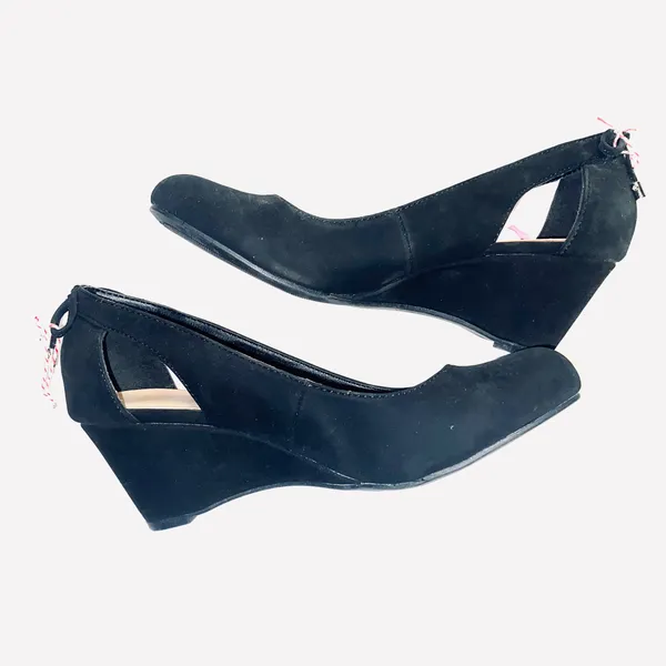 Me Too wedge heels - black w/silver tipped bow, size 5.5 - Image 3