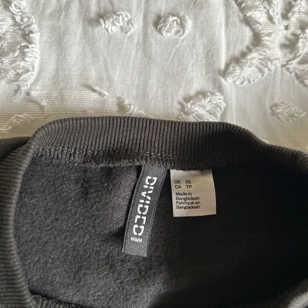 H&M Black XS Crewneck - Image 5
