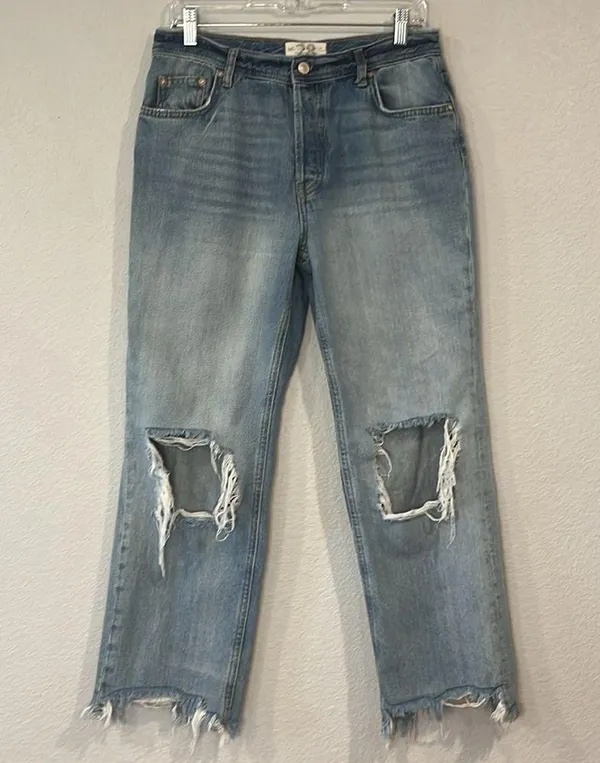 Free People We The Free ‘Maggie’ distressed chewed hem straight cropped jeans 28 - Image 2