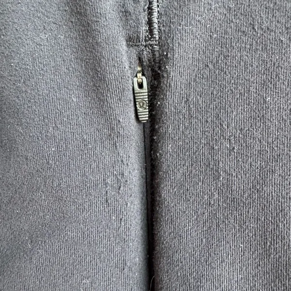 Lululemon Outrun the Elements 1/2 Zip Black Thumb holes Reflective Size 2 XS - Image 4
