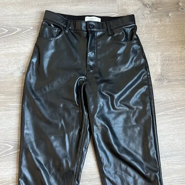 Abercrombie and Fitch Curve Love Vegan Leather 90s Straight ultra high rise - Image 4
