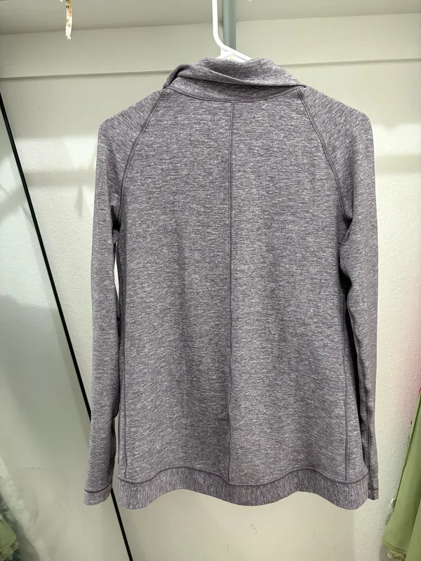 Lululemon gray heather wrap jacket in size 4 come with Lulu bag #athletic #activewear - Image 2