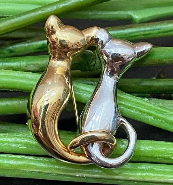 Vintage PUCCINI Signed Two-tone Gold/Silver Polished Sitting Together Cat Brooch - Image 2