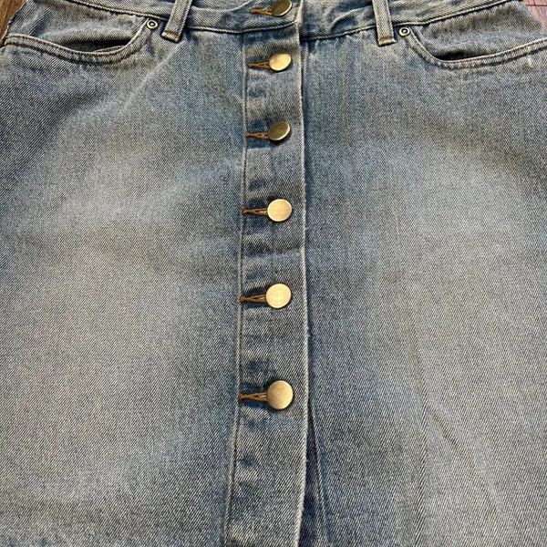 Moda International short Jean skirt, button down, women size 8 light denim - Image 2