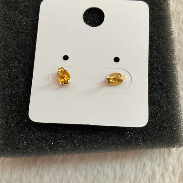 Clover Post Earrings Gold - Image 4