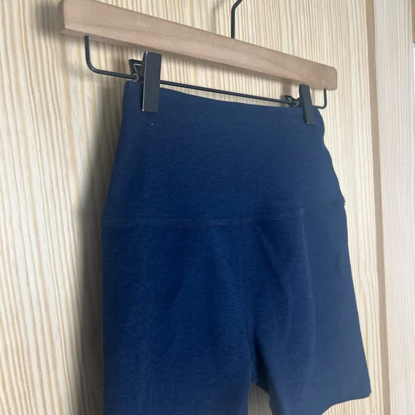 BEYOND YOGA- Spacedye Keep Moving Shorts Nocturnal Navy Size S - Image 3