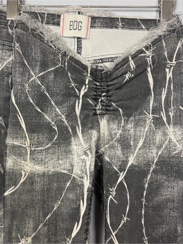 Urban Outfitters Women’s Gray Marble-Print Low-Rise Jeans - Image 4