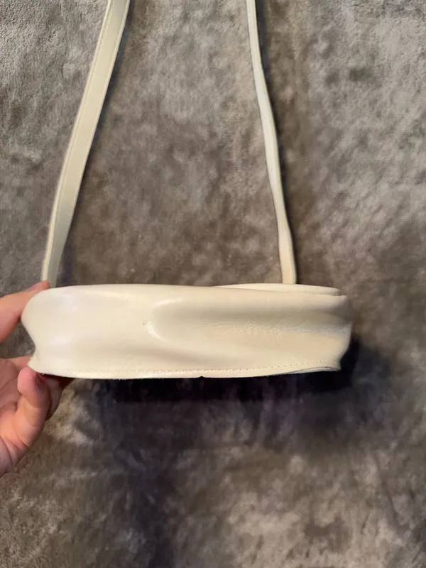 Minimalist Vintage-Style Cream Leather Turnlock Crossbody Bag - Image 8