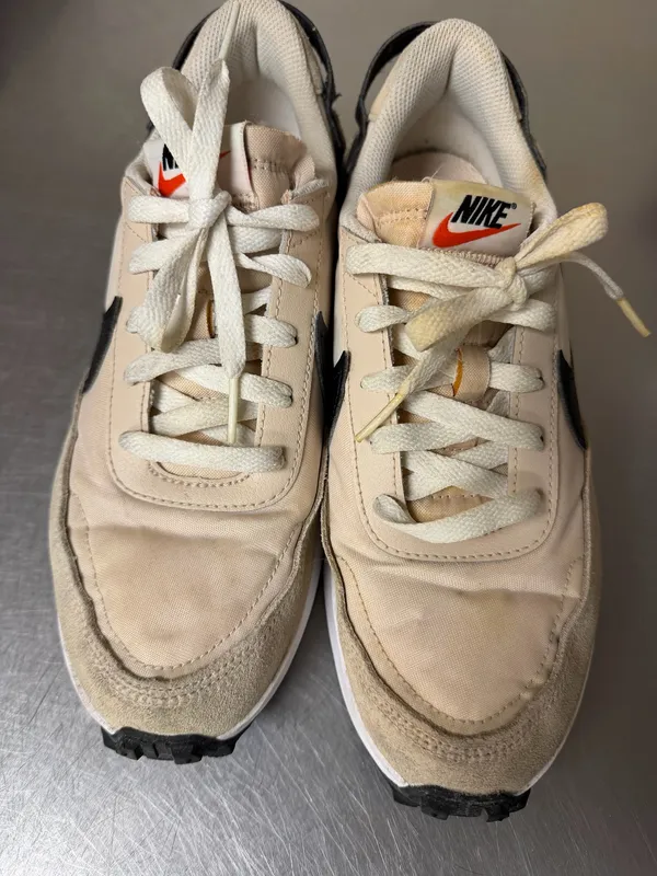 Women’s Nike waffle sneakers size 8.5 - Image 4