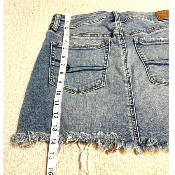 American Eagle Distressed Denim Mini Skirt Raw Hem Light Wash Size 4 - Image 2