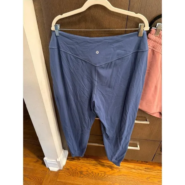Lululemon women's 14‎ align joggers & Softstreme pink shorts - Image 6