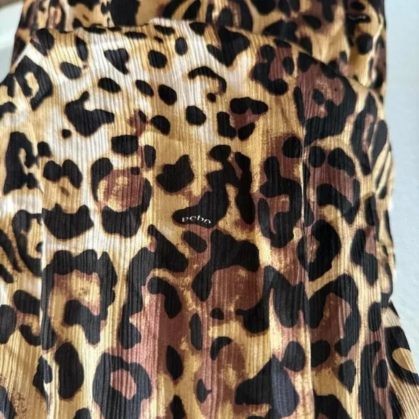 Bebe NWT Silk Leopard Print Blouse - Image 4