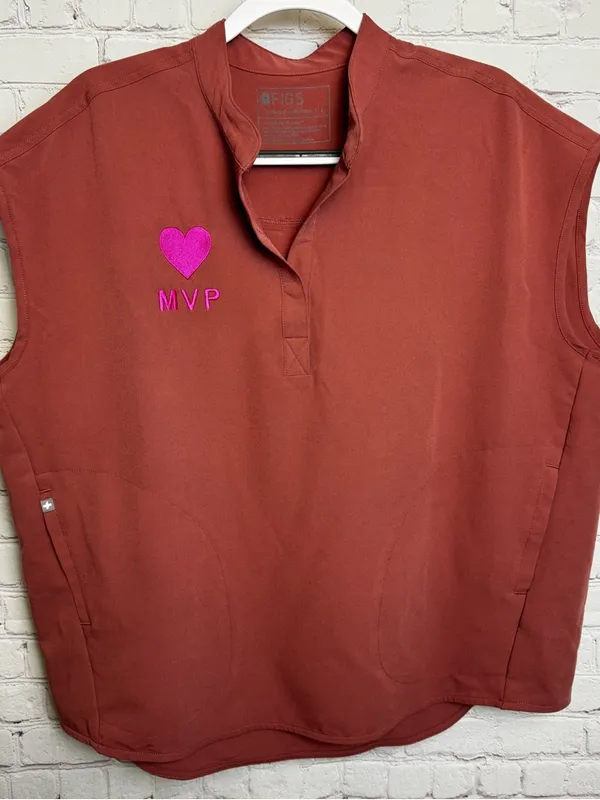 Figs Muted pink scrub top cap sleeve MVP heart ladies work wear pocket utility L - Image 3
