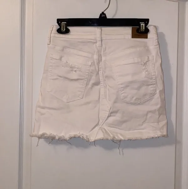American Eagle NWOT White Ripped Mini Skirt - Image 2