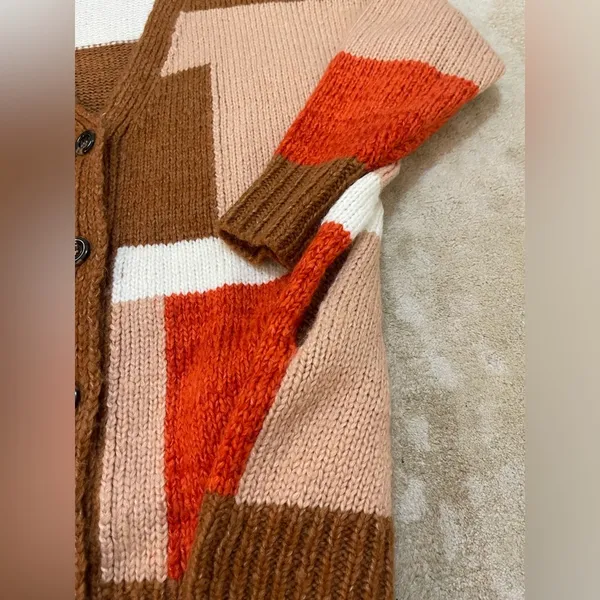 Lush Clothing cream red camel Colorblock v-neck sweater women’s size large - Image 4
