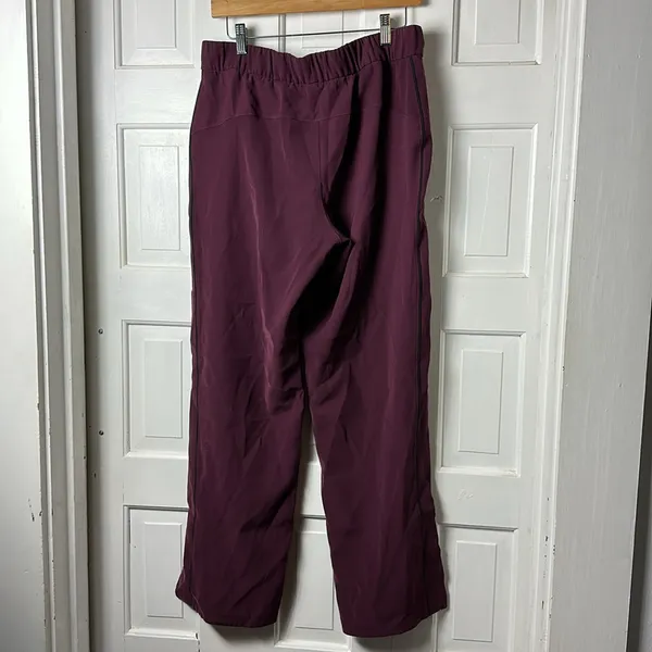 Lululemon On the Right Track Relaxed fit Pant Burgandy/ Wine size 10. - Image 9