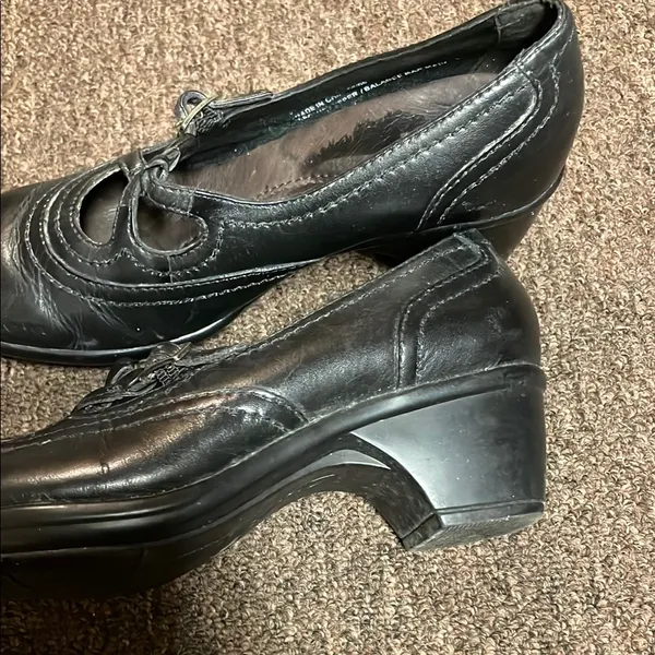 Clarks Women's Black Leather Shoes size 6 M - Image 3
