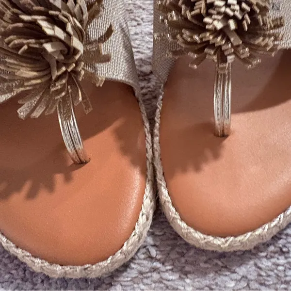 Tommy Bahama Gold Fringe Sandals. 7 - Image 3