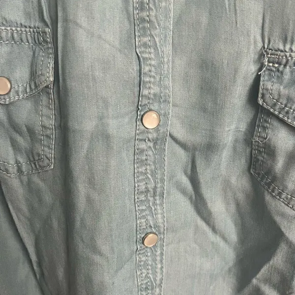 NWTs Denim Pearl Snap Crop - Image 5