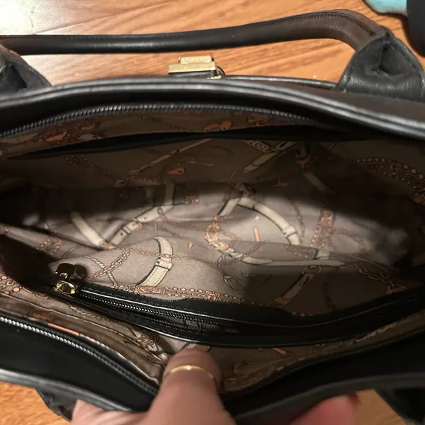 Elegant Black Handbag - Image 3