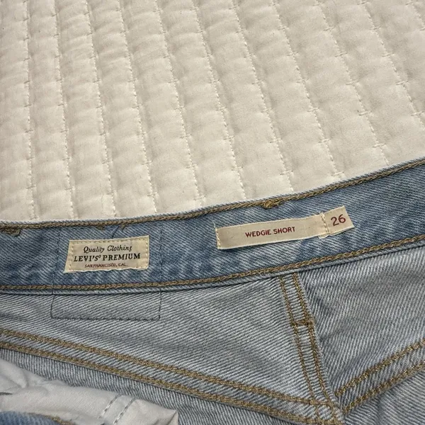 Levi’s Wedge Short Blue Denim High Rise Shorts 26 Waist Raw Hem Distressed - Image 7