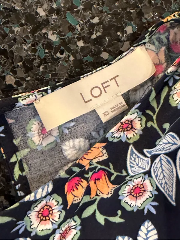 LOFT Women’s Black Floral V-Neck Flutter Sleeve Fit & Flare Short XS Dress - Image 2