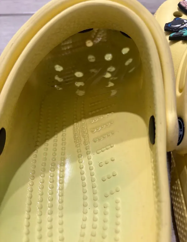 Women’s Pastel Yellow Crocs Hello Kitty Size 9 EUC - Image 3