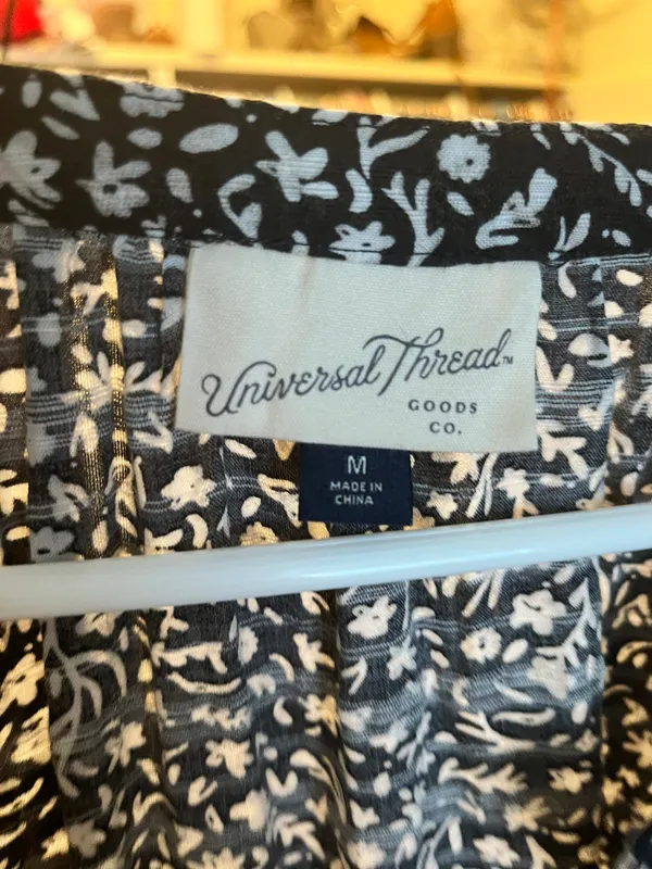 Universal Threads Gray Floral Blouse - Image 3