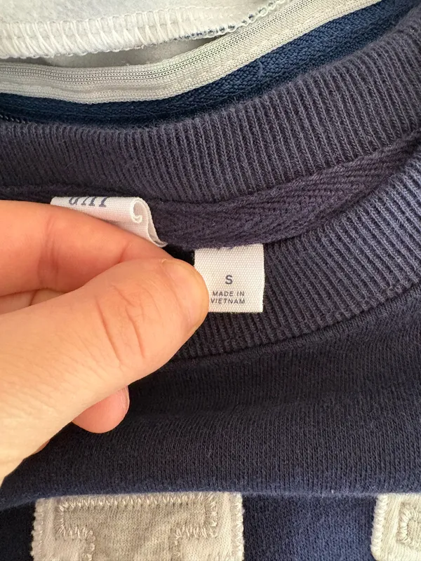 Gap navy crewneck  - Image 6