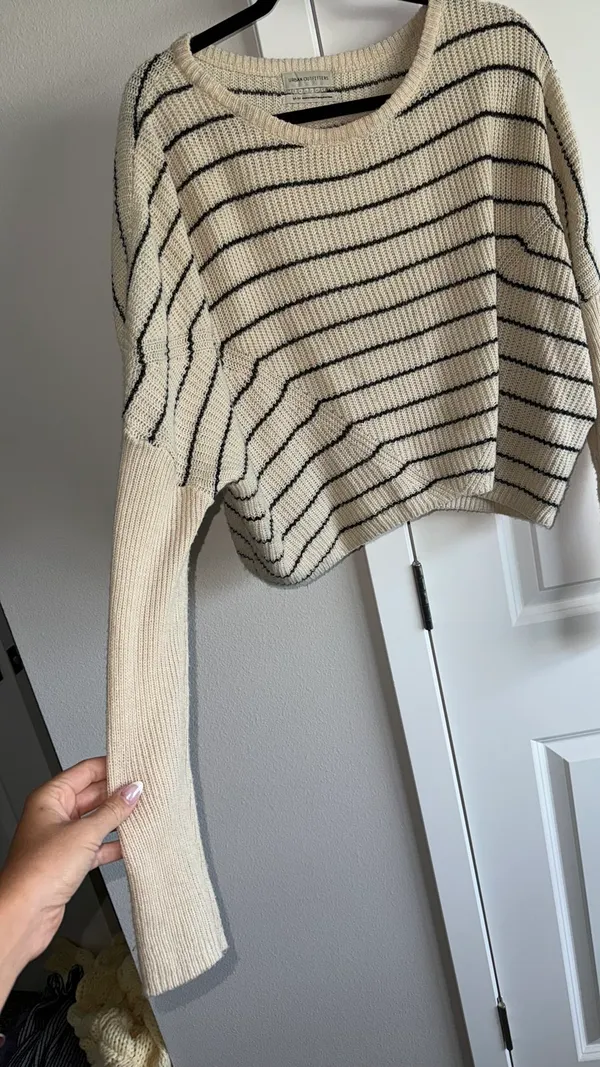 Urban Outfitters Sweater Cropped - Image 3