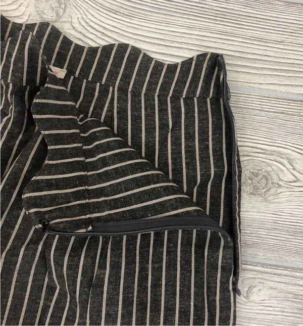 Le Lis Scalloped Striped Shorts Sz M - Image 2