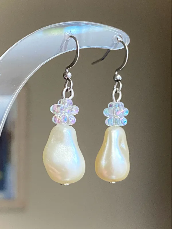 Handmade unique baroque pearl & flower dangle dangle earrings🩵 White - Image 3