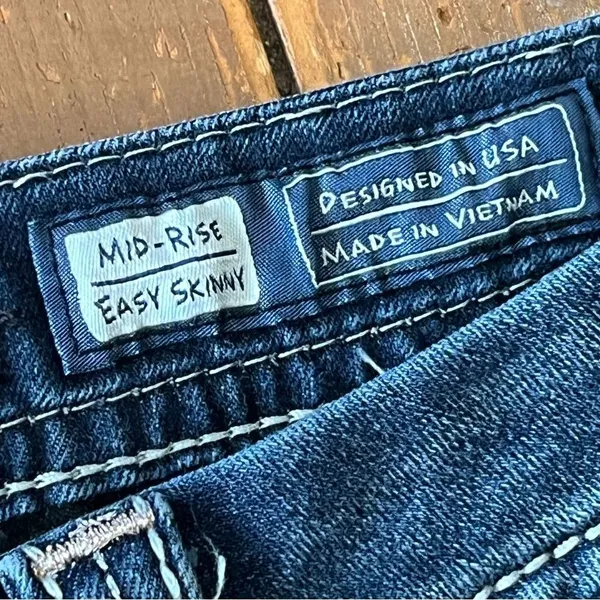 Miss Me Women’s Mid Rise Easy Skinny Embellished Pockets Y2K Jeans - Image 4