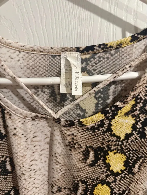 Women’s size medium boutique dress - Image 2