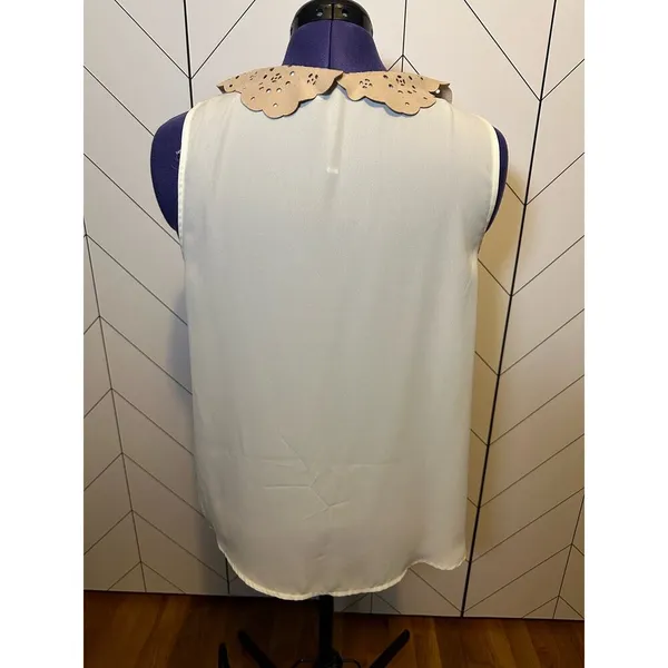 LC Lauren Conrad Women’s Large Sleeveless Keyhole Floral Ruffle White Top - Image 2