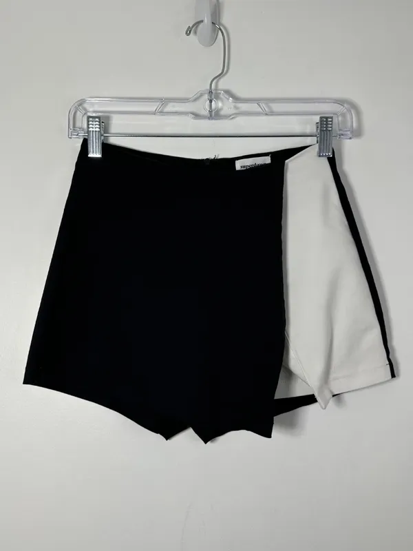 Superdown Revolve Women's XS Aaleyah Two Tone Wrap Skort Black/White Preppy Boho - Image 2