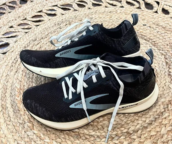 Womens Size 9.5 (B) Brooks Levitate 4 Shoes Black Gray Athletic Running Sneaker - Image 3
