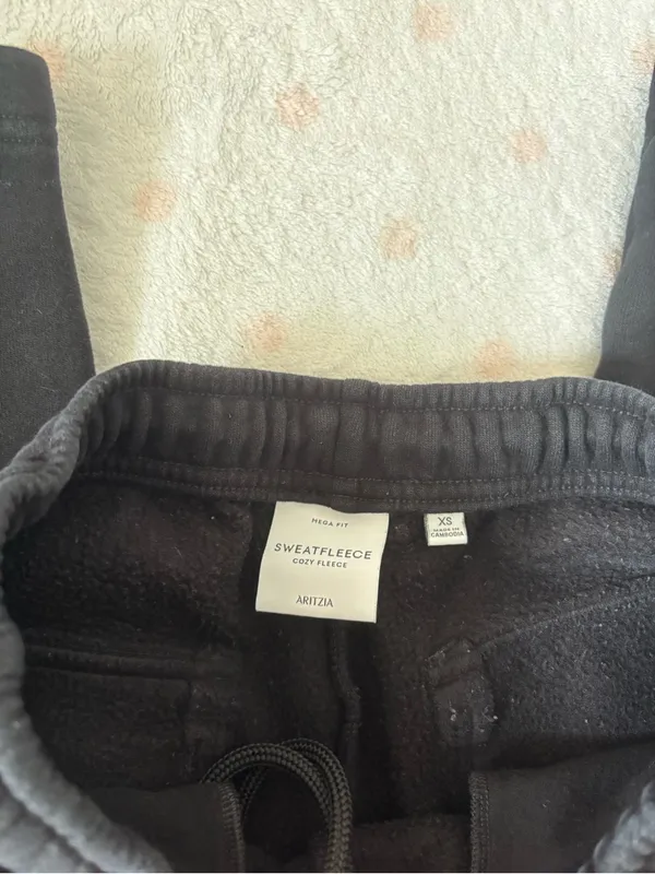 Aritzia Black Cargo Sweatpants - Image 5