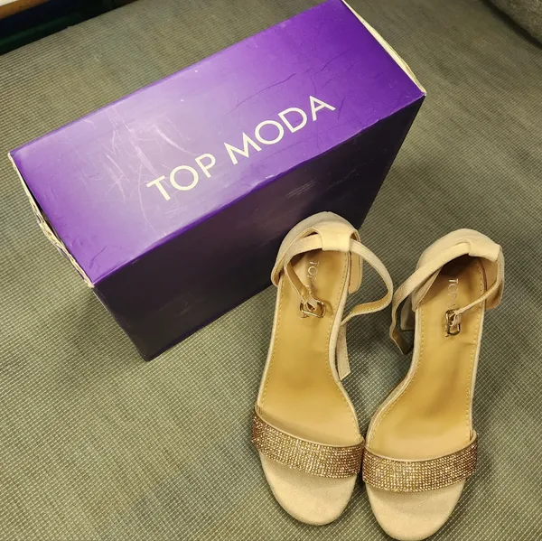 Top Moda Elegant Beige Heels with Gold Accents Size 7 - Image 5